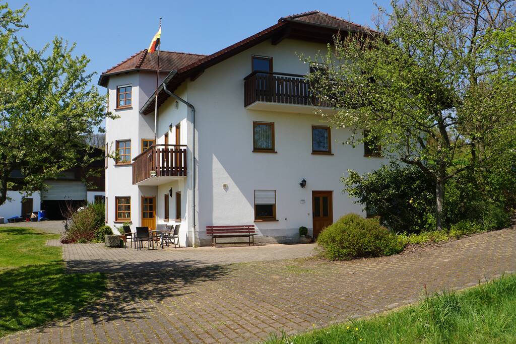 Terrasse der FW mit separaten Eingang und PKW-Abstellplatz