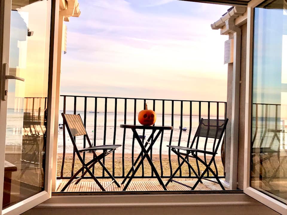 Estuary Views Penthouse 🖤 Beachfront with Parking — foto 1