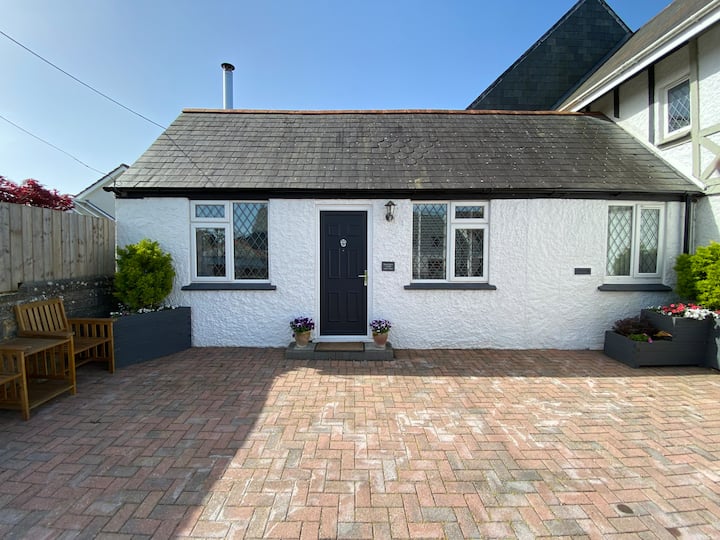 Stylish central cottage with wood burner