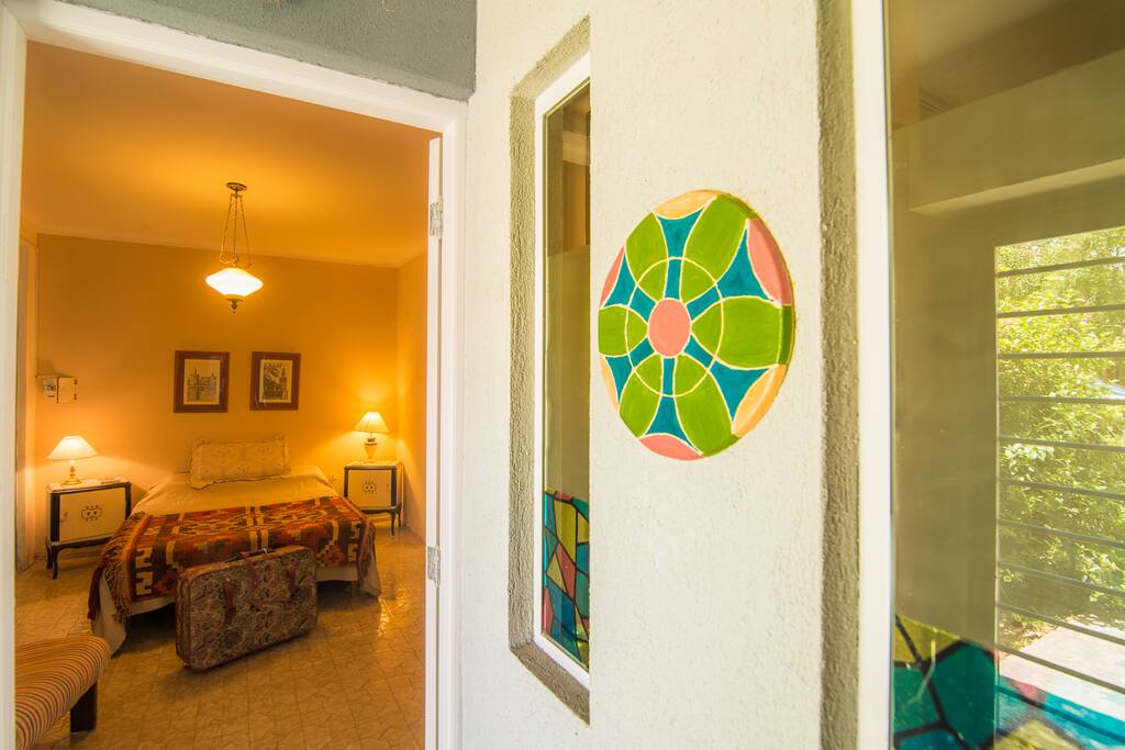 habitacion 1, da la frente