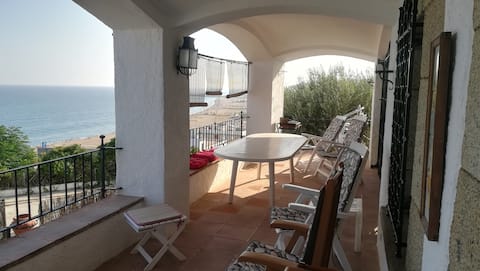 Spacious oceanfront house with views