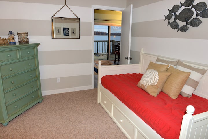 Bedroom with 2 twin beds, upper and lower trundle bed, dresser