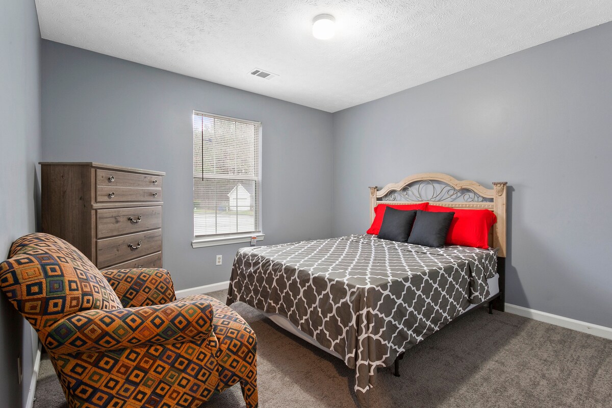 Საძინებელი 2 - ტანსაცმლის შესანახი და მოსასვენებელი სივრცე