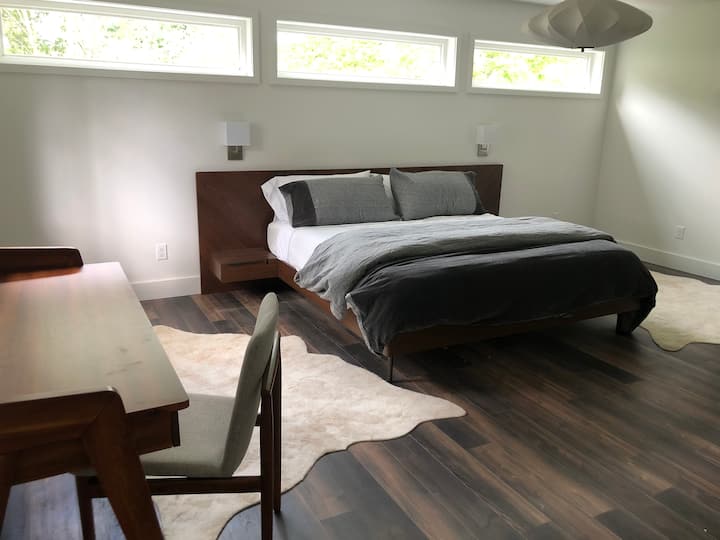 ห้องนอนใหญ่พร้อมห้องน้ำในตัว