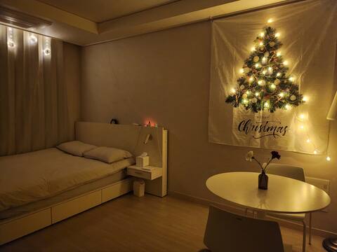 B lighting, atmosphere, table! Spacious and comfy herry house