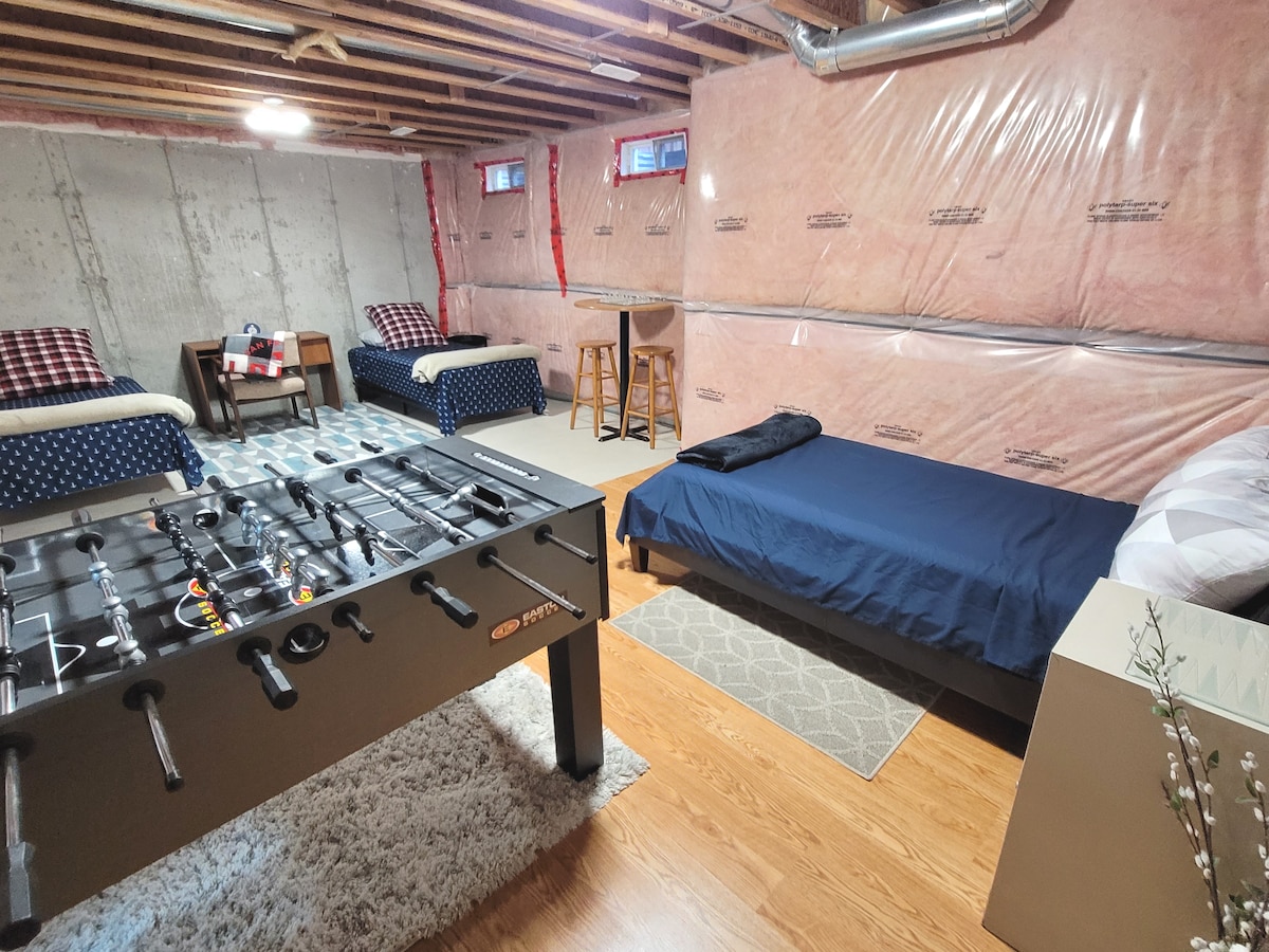 Налични са 3 единични легла за големи групи. Предлага се при заявка 