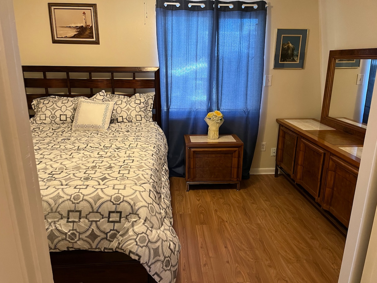 Spálňa na poschodí, manželská posteľ, veľký ventilátor/svetlo, dostatok úložného priestoru, veľké šatníky, detské ihrisko.