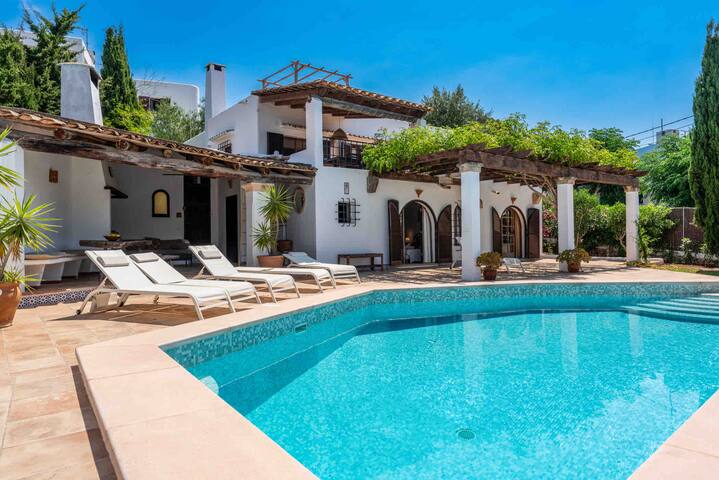 Superb villa, amazing view, ideal location gallery image 5