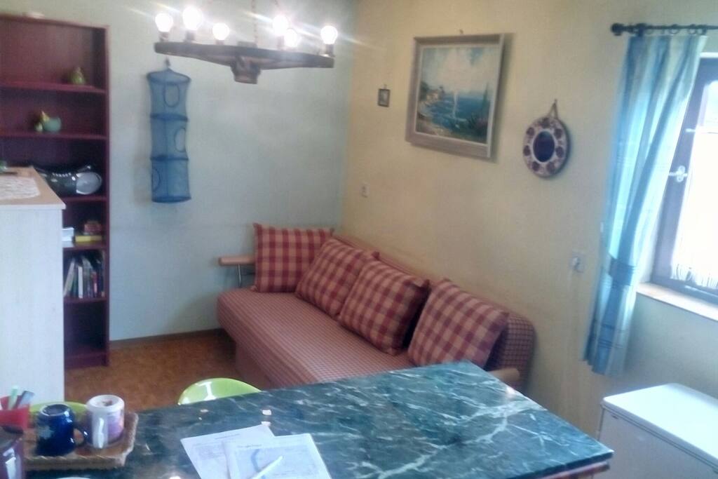 Schlafcouch für 2 Personen und Essbereich mit Ofen