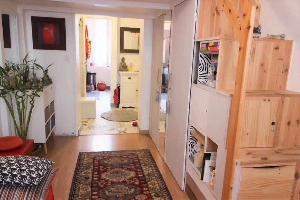 L'autre coté du salon avec l'entrée et la cuisine au fond