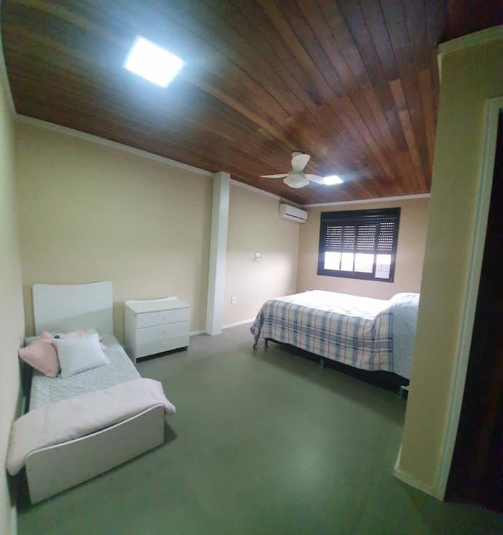 Აპარტამენტი ორადგილიანი საწოლით და 1 ბავშვის საწოლით, კონდიციონერითა და ჭერის ვენტილატორით!