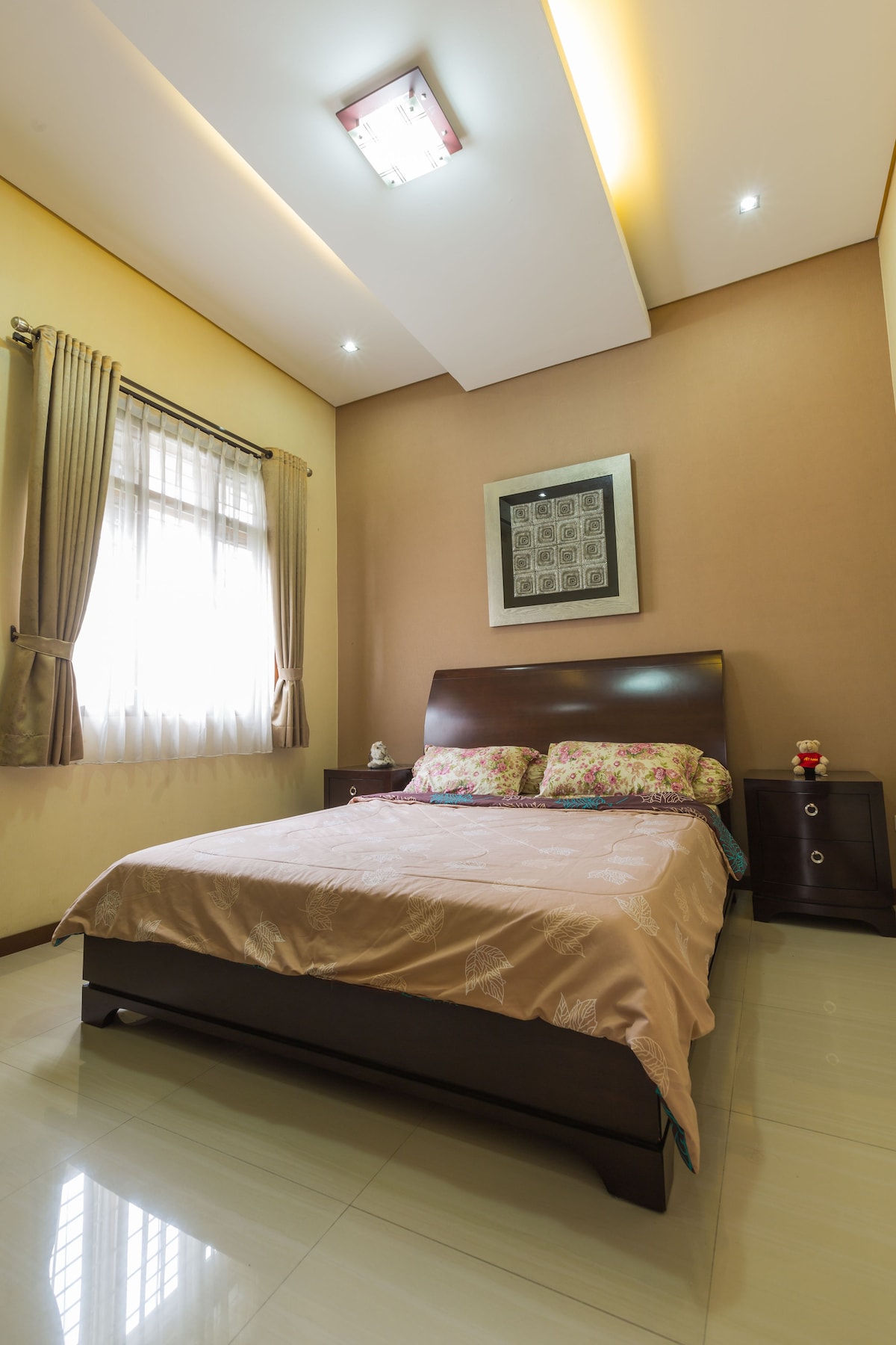 ห้องนอนหลักอยู่ที่ชั้นล่าง