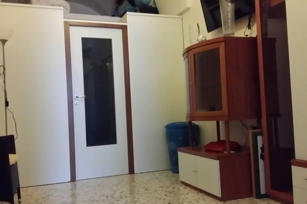 salottino e porta ingresso seconda stanza da letto