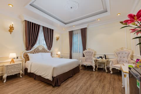CẨM BÌNH HOTEL - DELUXE DOUBLE ROOM