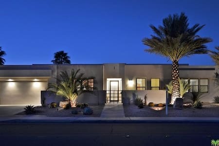 PRIVATE  LUXURIOUS CASITA IN PALM SPRINGS