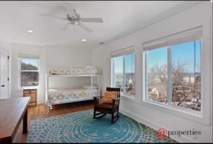 Гигантска детска стая на горния етаж.  2 двуетажни легла с изглед към езерото. Голяма маса със столове за домашно или занаяти.  Осигурени са детски книги. Телевизор. Обособена баня от другата страна на коридора с вана/ душ.  