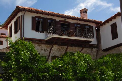Annousas House: spacious traditional village house