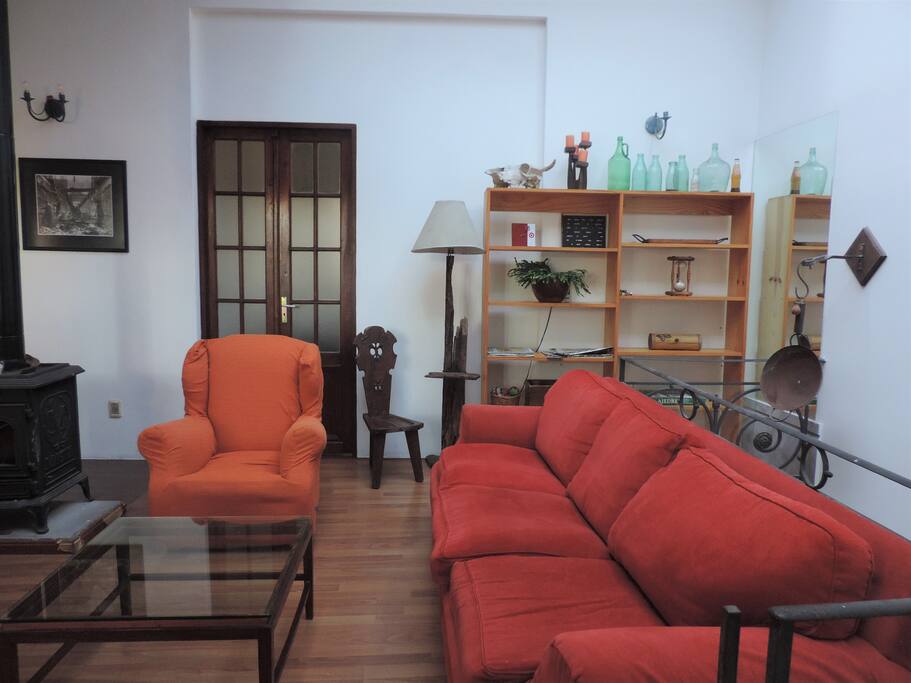 Es una casona de principios del s xx , actualizada pero sin intervenir su esencia. Tiene una gran sala, pulmón de la casa donde la estufa divide el living del comedor , este último conectado con la cocina.Recibe luz cenital del vitraux original de la casa y de las aberturas que dan al balcón. Es un ambiente agradable para disfrutar de la estufa a leña o de la temperatura fresca que tiene en verano.
