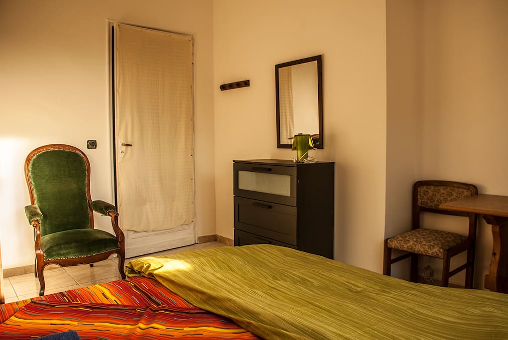 Poltrona e cassettiera / Armchair and dresser