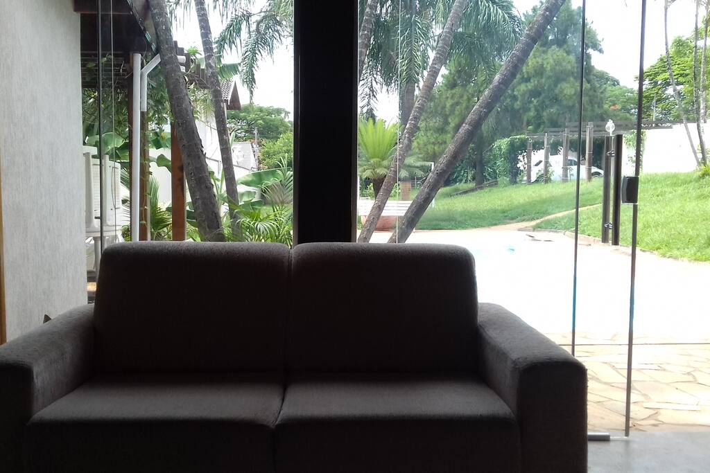 Vista da piscina do sofá-cama