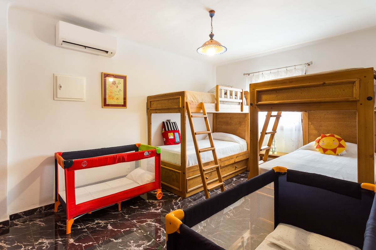 Kids dedicated bedroom, 2 bunk beds. 2 Cots in the Villa.