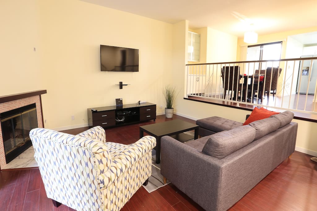 Living room with 50in 4K Ultra HD Smart TV. Premium cable (HBO, Cinemax) as well as NetFlix