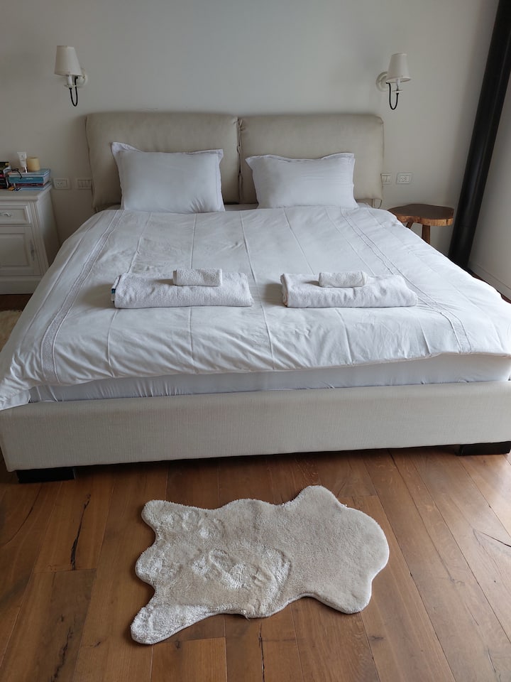 Spálňa 1 , super veľká manželská posteľ, vlastná kúpeľňa so sprchovacím kútom a WC