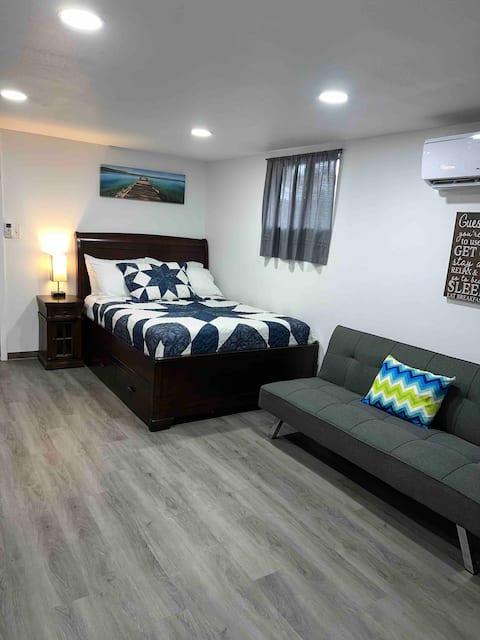 Private Suite *Excellent location/ Wi-fi/Netflix