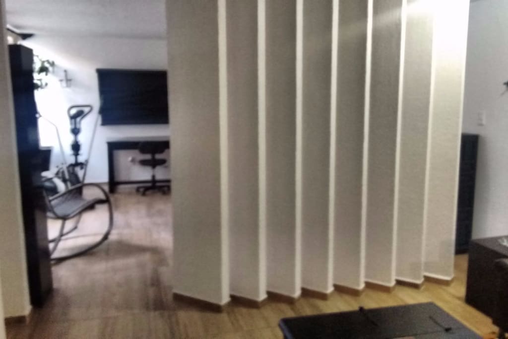 Vista al estudio/habitación (Dividido por una cortina). View to the studio/guest room, divided by a thick courtain