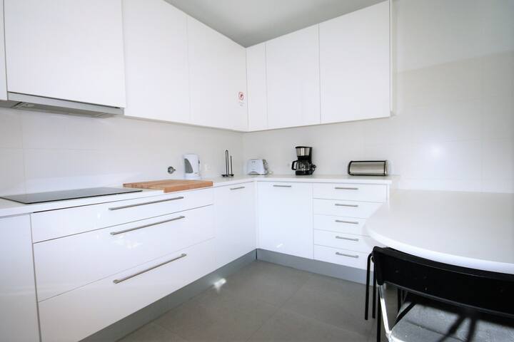 Modern 5 Bedroom Apartment in Luxurious Condo. gallery image 5