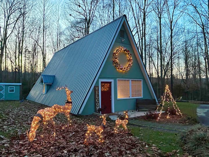 AFrame Getaway! 3 beds, 2 baths, hot tub Cottages for Rent in Alto, United States