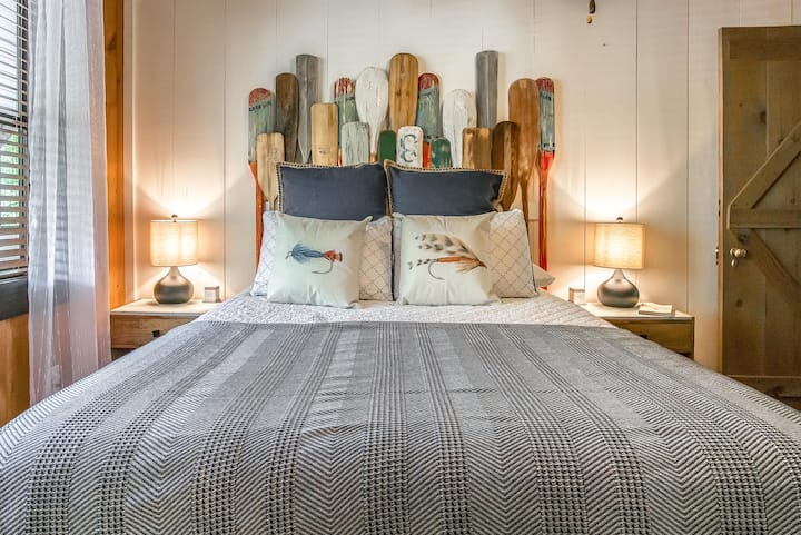 Queen size primary bedroom