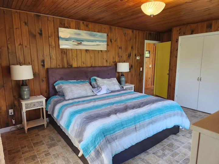 Prostrano utočište s bračnim krevetom.