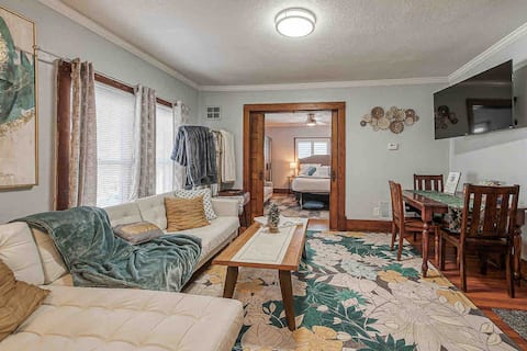 Downtown Square 2/bed Historic Apt (4)
