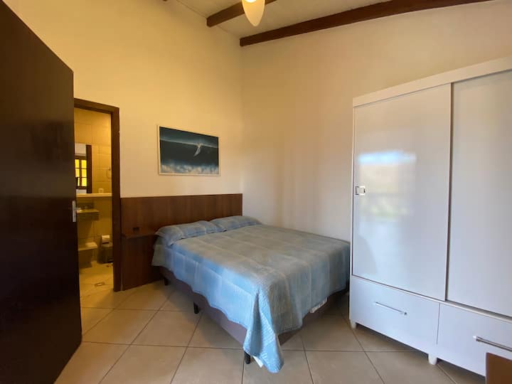 Apartman s klima-uređajem, ventilatorom i televizorom