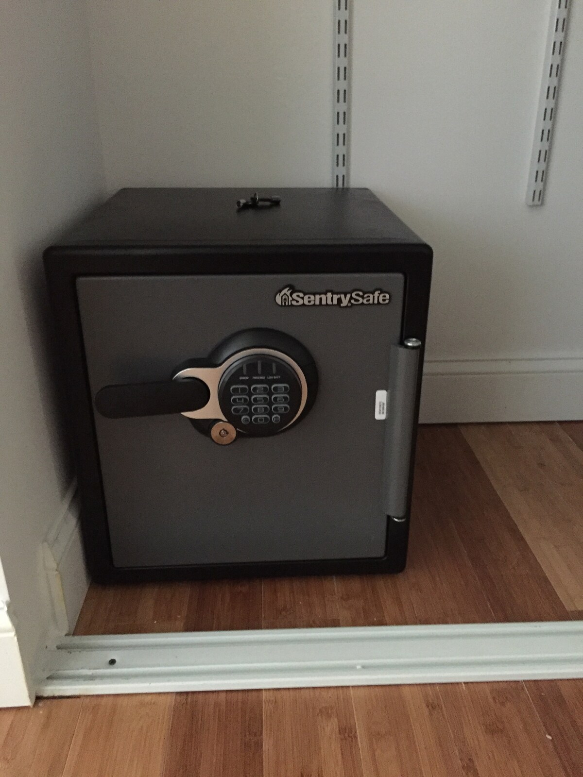 所有卧室均配备保险箱