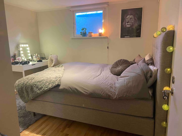 ห้องนอน 5 ในห้องใต้ดินพร้อมเตียงคู่กว้าง 160 ซม.