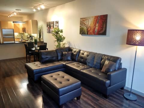 Popular Airbnb listing: Upscale Downtown Hirise 2 bedroom King w/CityViews in City Center District