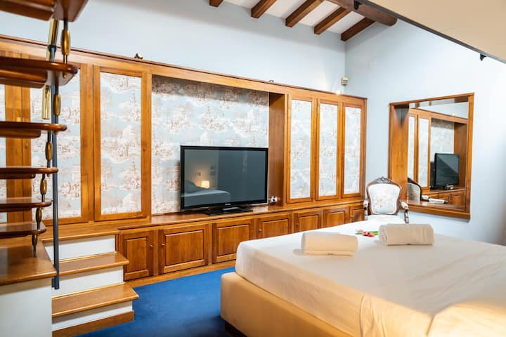 dormitorio con TV de 50 pulgadas