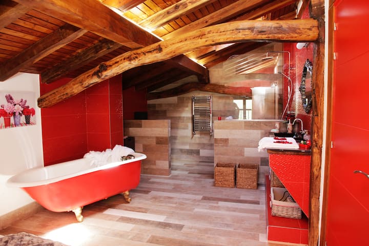Petraenea Casa Rural, habitación roja. se encuentra en la segunda planta el ático de la casa. habitaciones de diseño y con encanto. 
a habitación esta dotada de televisión, secador de pelo, toallas,  sabanas, jabón para la higiene, papel higiénico