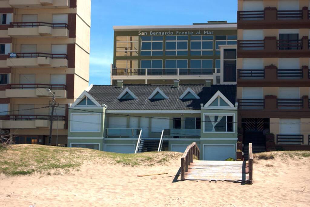 A pasos del mar