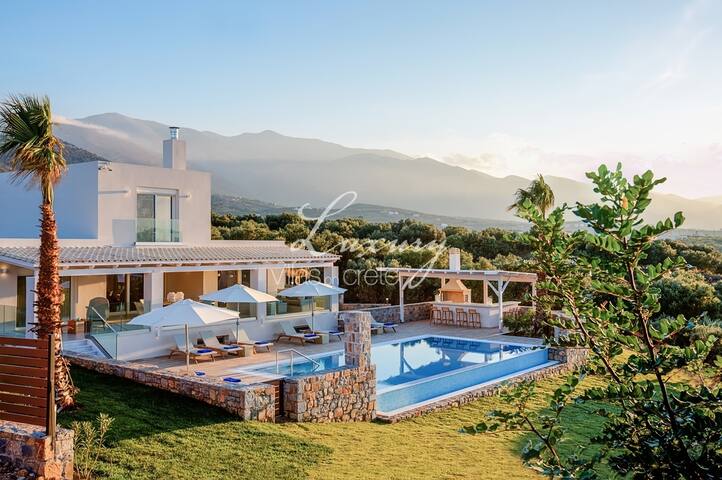 Villa Aquarius – 6 Bedrooms+ with heated pool gallery image 3
