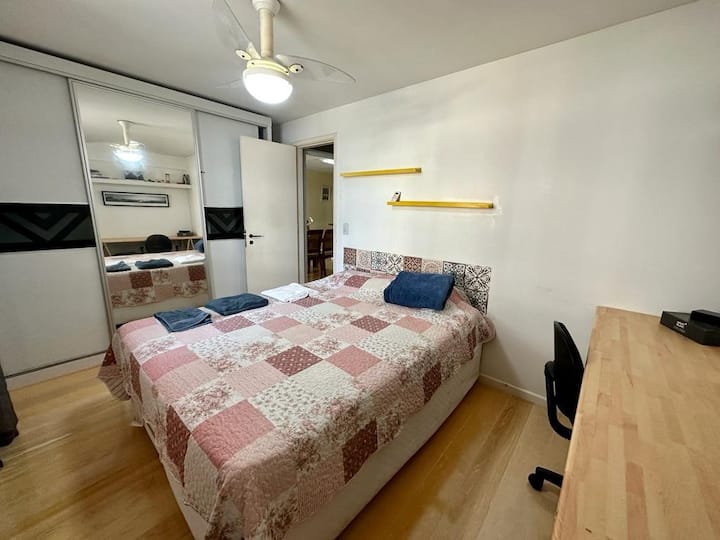 Habitación delantera con vista al balcón. El ventilador de techo y la mesa de aire acondicionado de pared o el trabajo extraíble pueden recibir dos colchones y, en consecuencia, alojar a 3 personas en esta habitación.