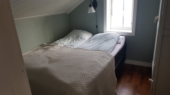 Dormitorio con una cama matrimonial y armario