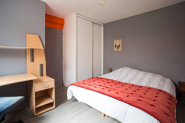 Chumba kilicho na dawati