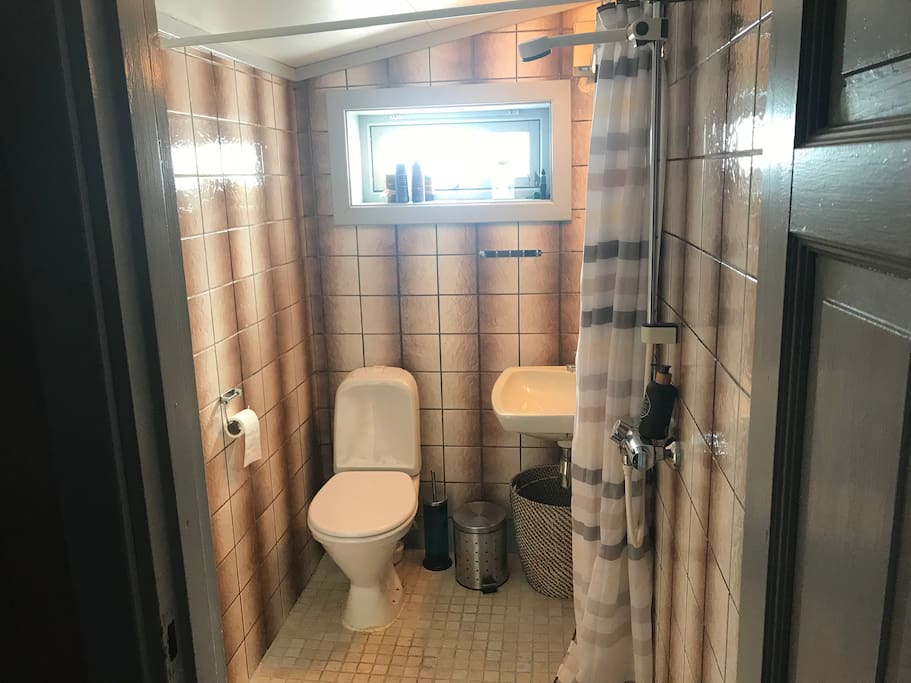 Lite bad med toalett og dusj. Varmekabler i gulv.