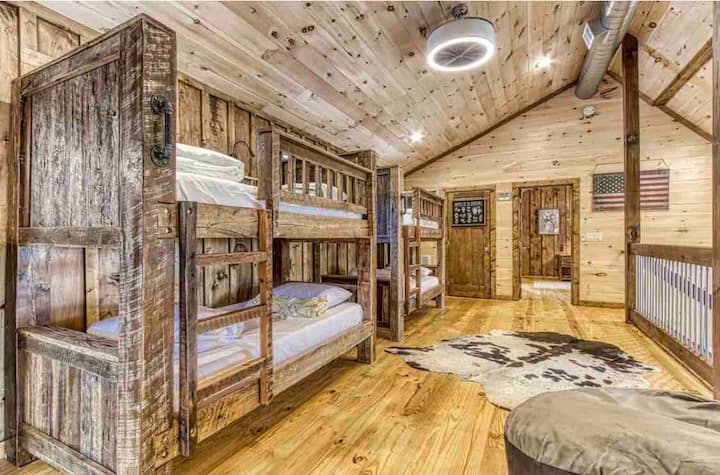 Veliki rustikalni kreveti na kat u otvorenom loftu;  Jedan odrasli može udobno spavati na svakom krevetu. Na svim je krevetima poplun koji se pere nakon svake rezervacije.  Svaki krevet na kat ima vlastito svjetlo za čitanje i stanicu za punjenje. Susjedna kupaonica