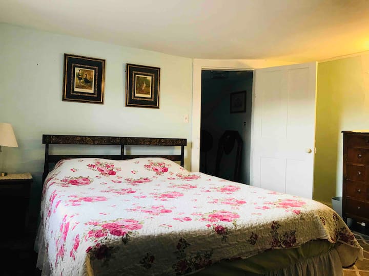 Soveværelse et med queensize-dobbeltseng.