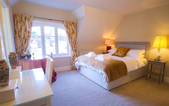 Chumba cha 6 cha kulala, kinaangalia Ofisi ya Posta kwenye Barabara Kuu, iliyo katika jengo lenye boriti la Tudor linaloitwa The Palace.  