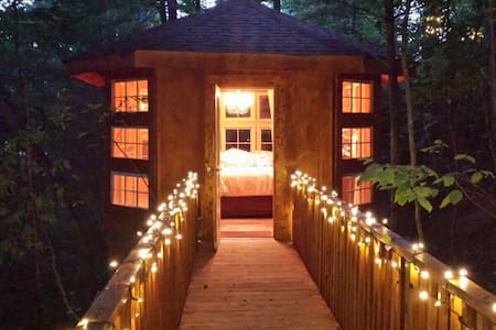 Abbie's  Waterfall Treehouse w/Hot Tub on Creek
